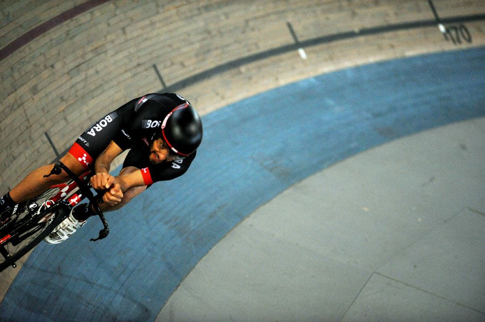 Jos&eacute; Mendes tries out his new bike