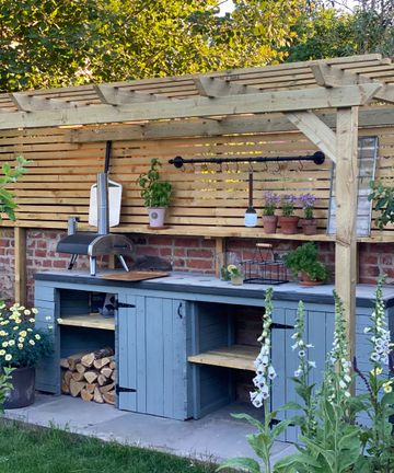 A stock tank pool took this garden makeover to the next level ...