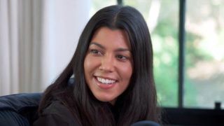 As She Vacations With Travis Barker, Kourtney Kardashian Shows Off Abs ...