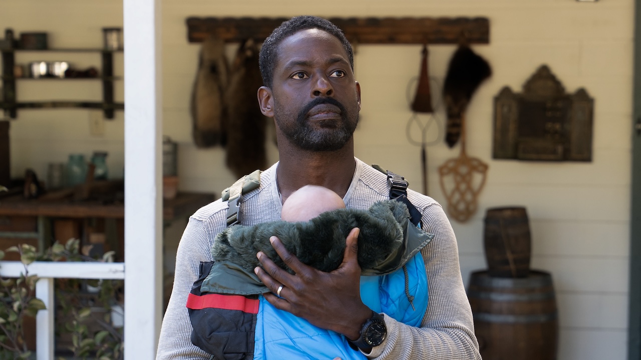 パラダイス シーズン 2 の家の玄関前でアニーとリンクの赤ちゃんを抱くザビエル