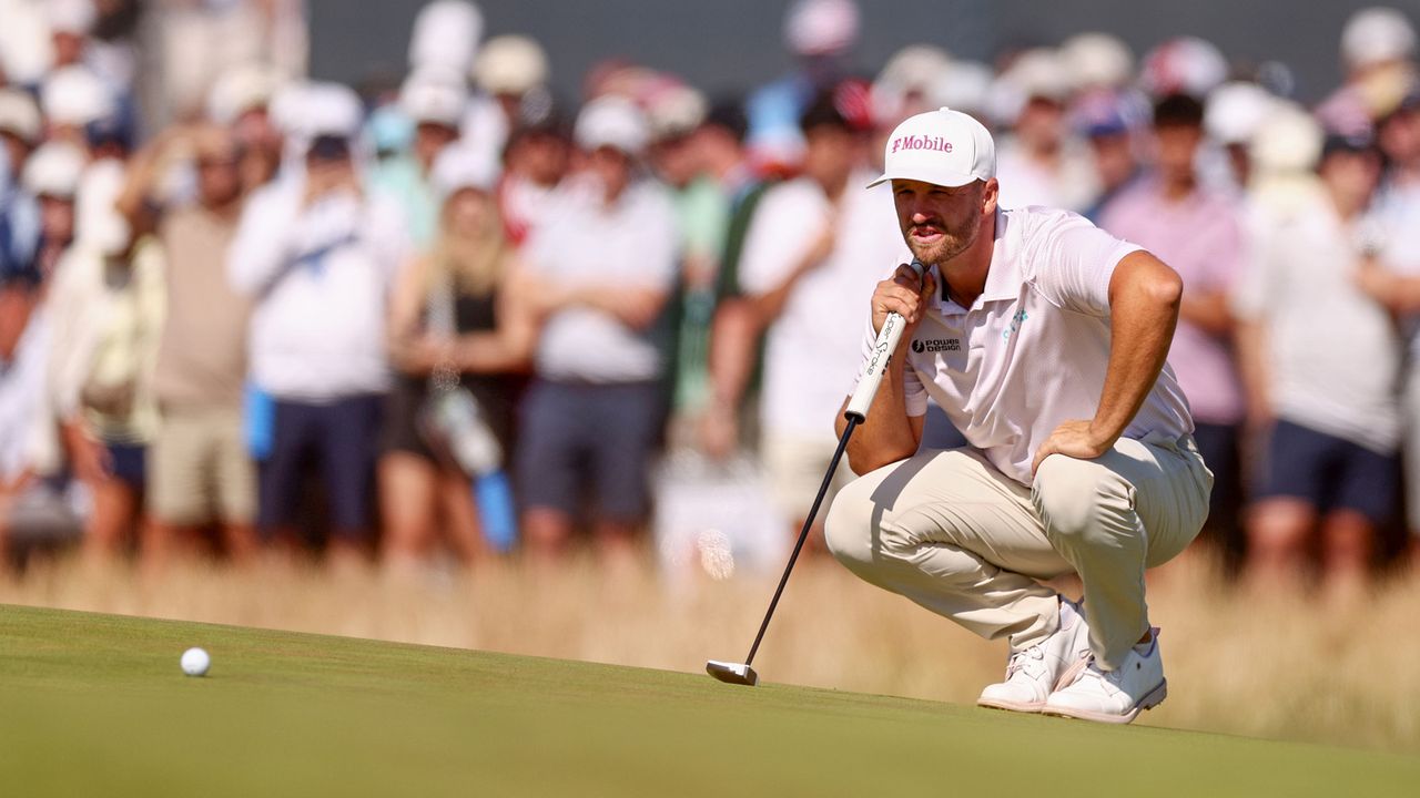 Wyndham Clark lines up a putt