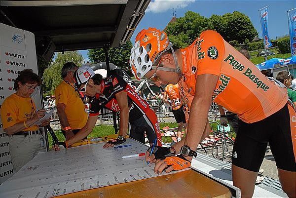 Igor Anton Hernandez (Euskaltel - Euskadi) at the sign on.