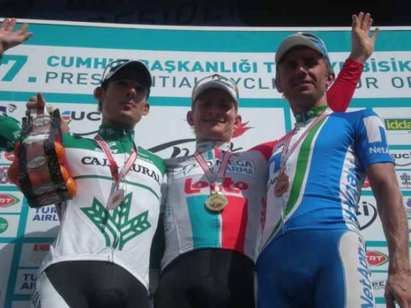 Andre Greipel (Omega Pharma-Lotto) flanked by Egoitz Garcia (Caja Rural) and Bartosz Huzarski (Team NetApp) on the podium.