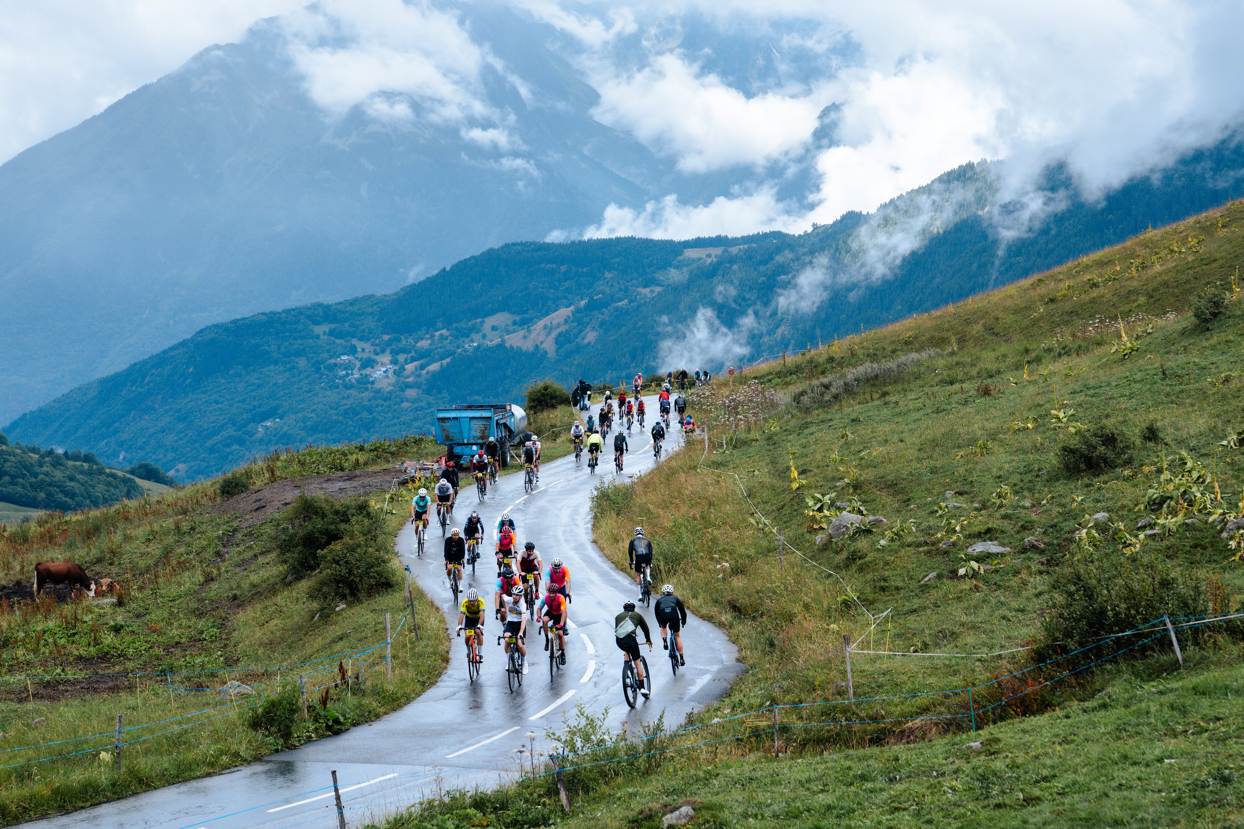 L&#039;Etape du Tour de France Femmes avec Zwift heads toward the Col de la Madeleine