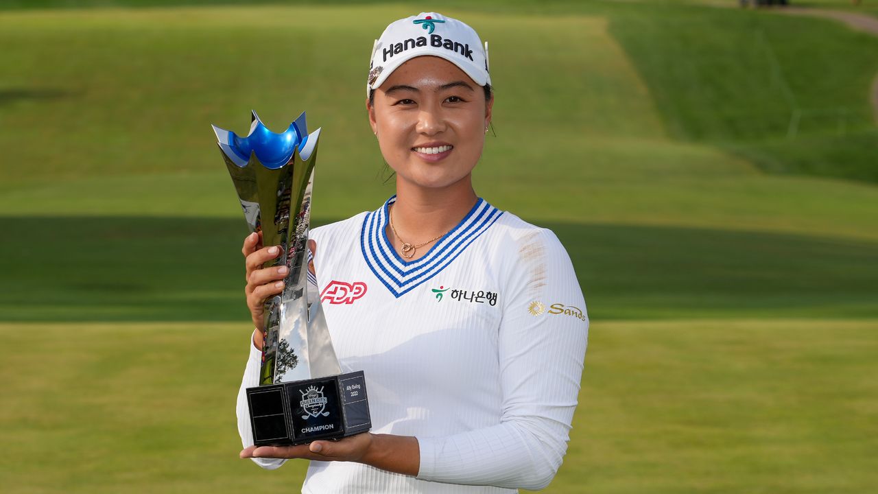 Minjee Lee with the Kroger Queen City Championship trophy