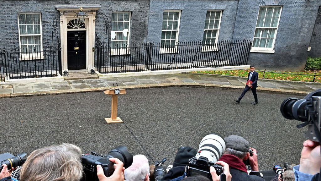 Rishi Sunak arrives at Downing street