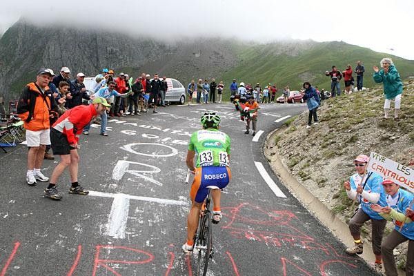 Oscar Freire Gomez (Rabobank) minded the green jersey for Kim Kirchen (Team Columbia) on Stage 10.