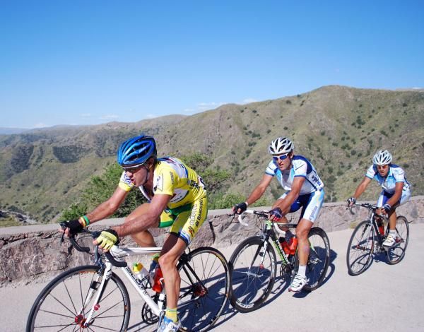 Jorge Giacinti (Scott - Marcondes Cesar Sao Jose Dos) leads a group on the road