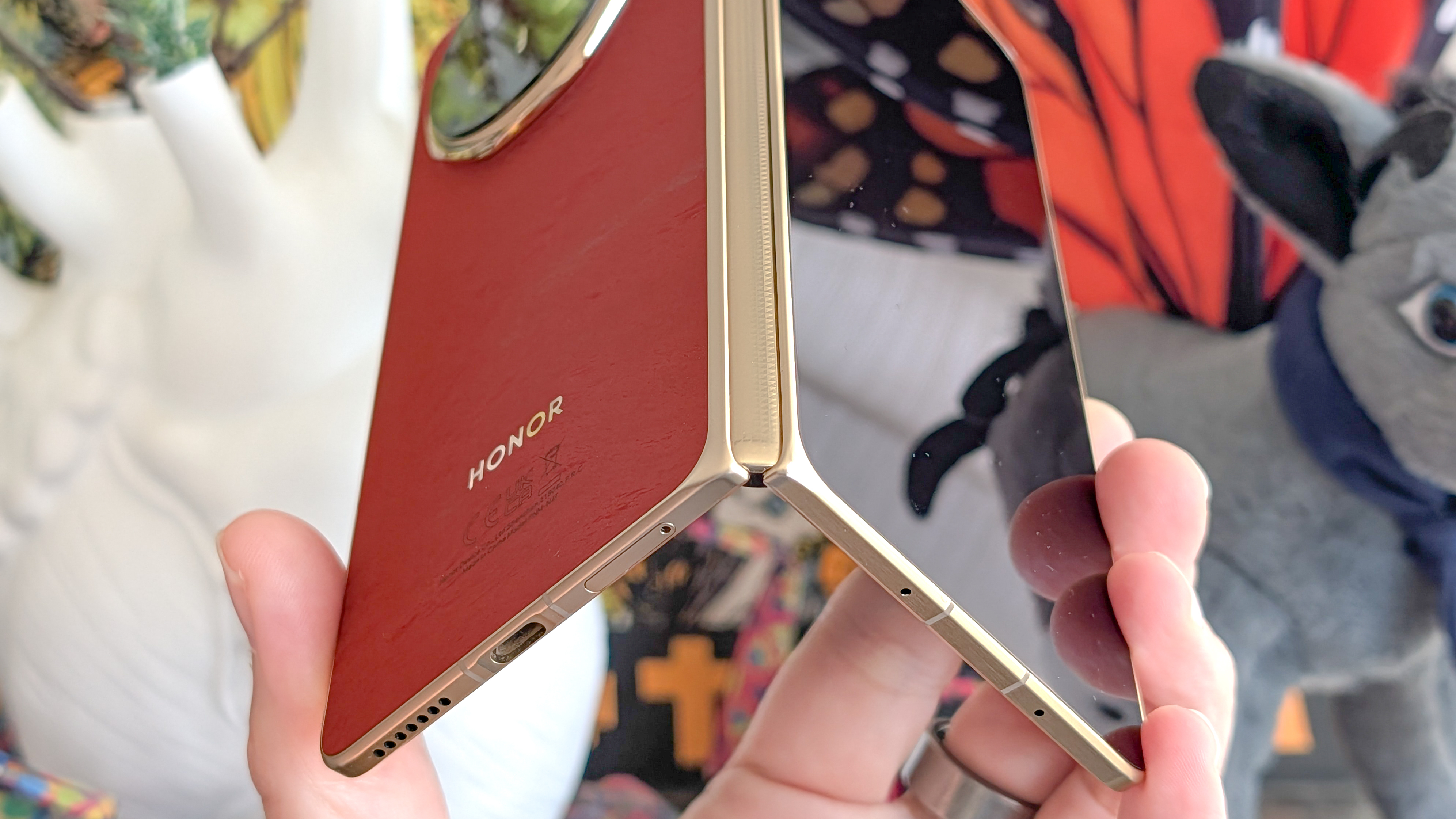 Oppo Find N6 و Honor Magic V6 در دست نگه داشته می شوند.