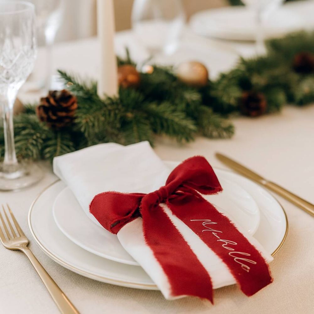 red bow place setting