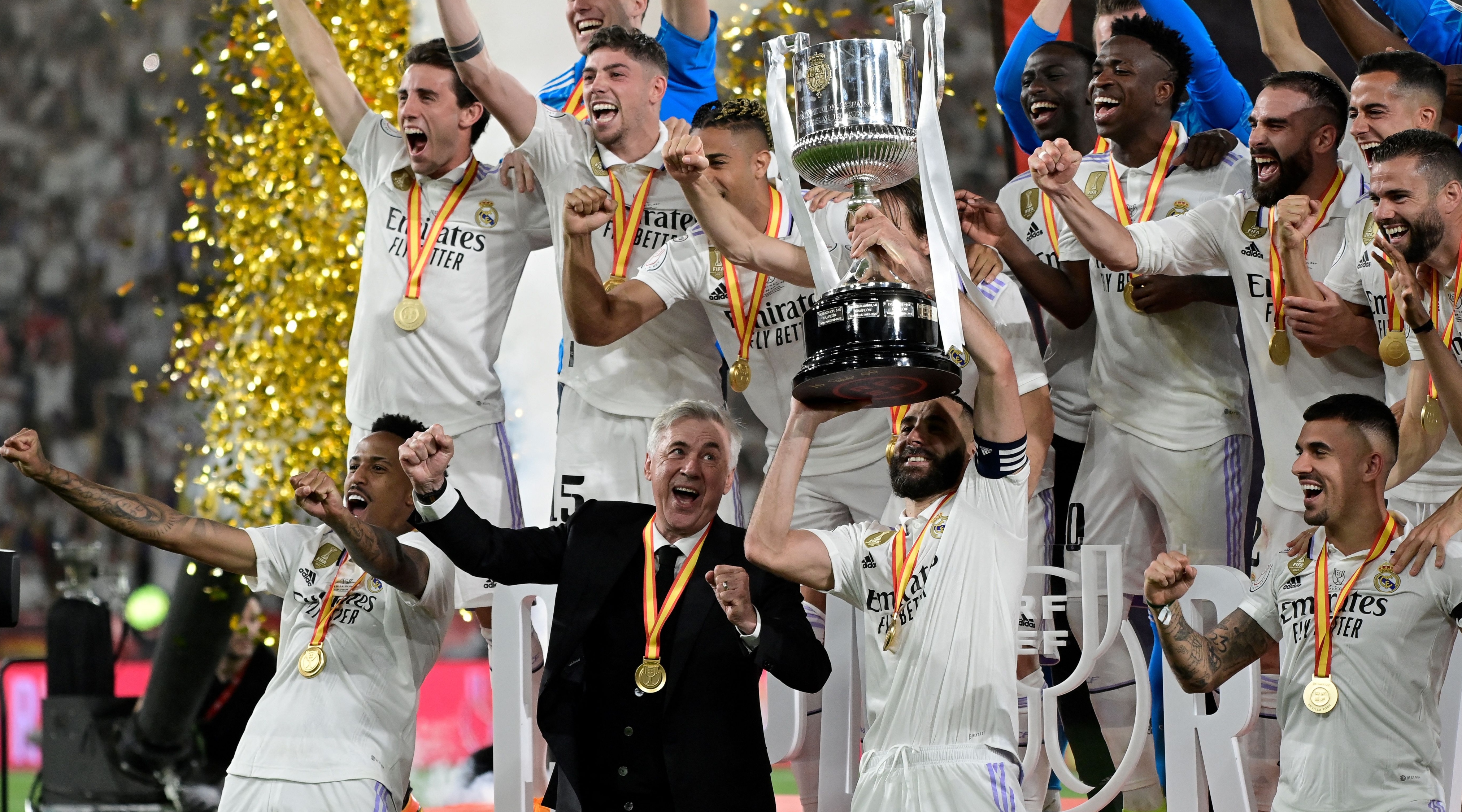 Il capitano del Real Madrid Karim Benzema solleva il trofeo della Copa del Rey, insieme all'allenatore Carlo Ancelotti, all'Estadio de La Cartuja il 6 maggio 2023 a Siviglia, in Spagna.