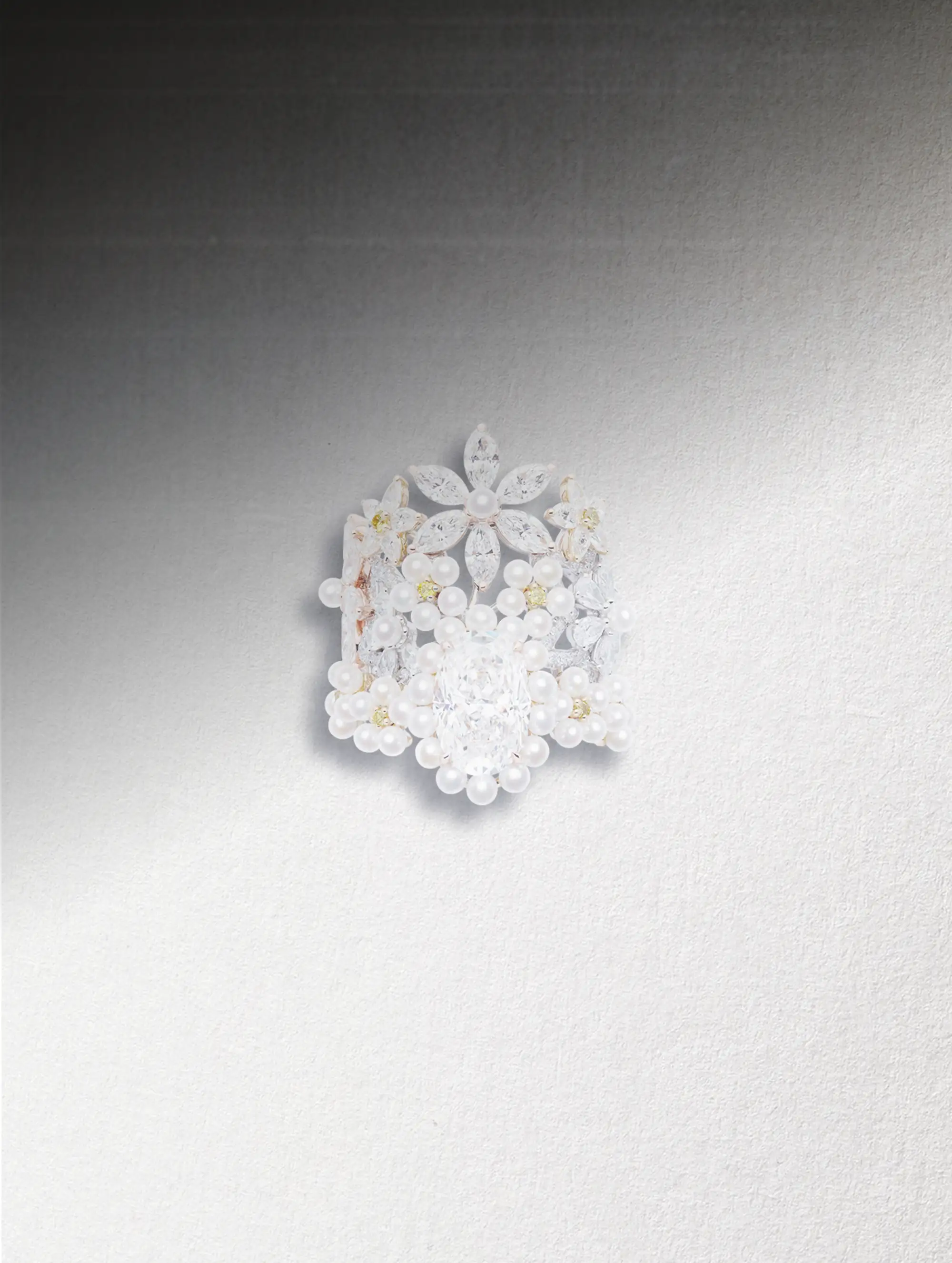 Milly Dentelle ring by Dior Joaillerie in white diamonds and pearls in a floral pattern