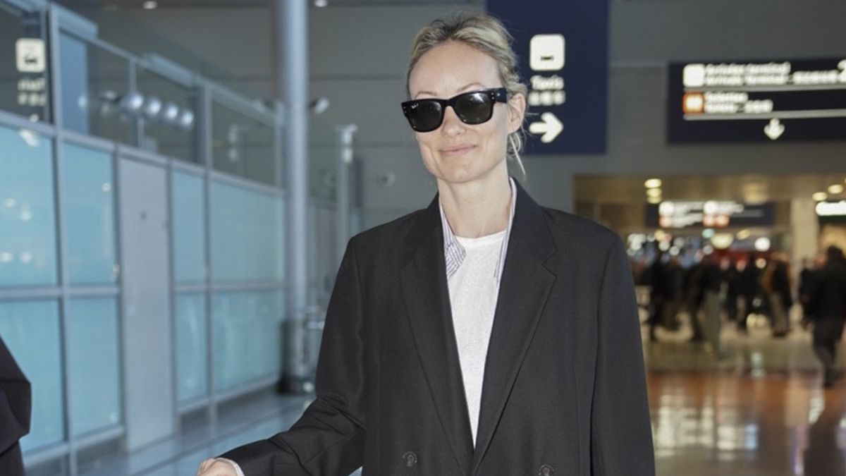 Forget Leggings—It Girls Are Wearing Sambas With This Pants-and-Jacket Outfit at the Airport
