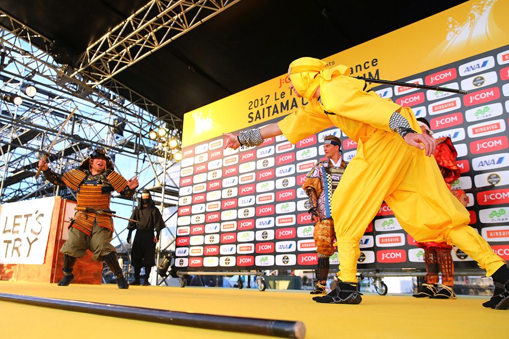 Chris Froome throws a ninja star