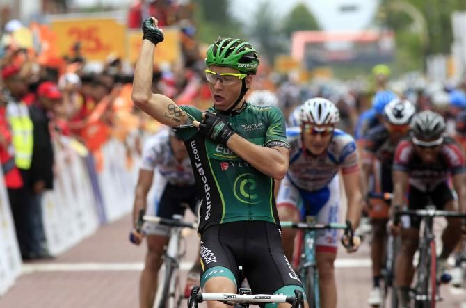 Bryan Coquard makes good on his promise and shows off his tattoo "Silver LONDON"