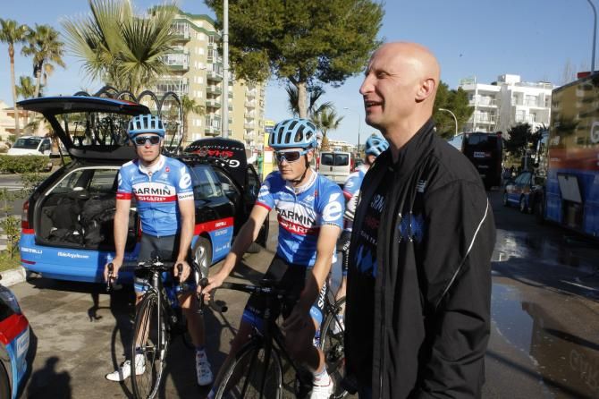 Geert van Bondt goes through the training plan with the riders