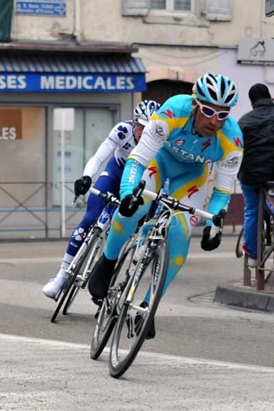 Astana's Oscar Pereiro chases.