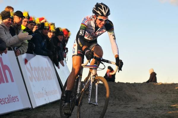 Niels Albert races toward victory.
