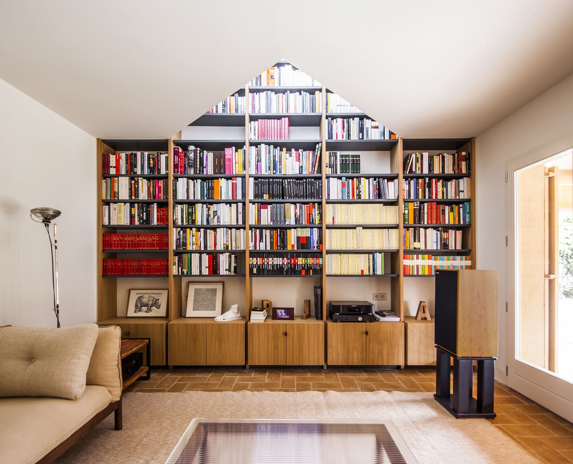 A triangular notch links the ground floor with the bedroom above