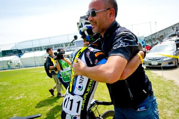 Julian David Arredondo (Team NIPPO) congratulates own victory with team director Mr. Daimon