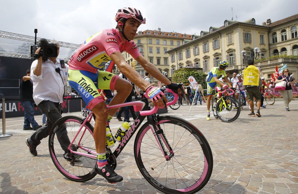 Alberto Contador rides to sign on