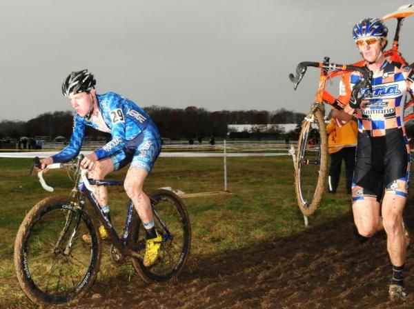 Gavin Mannion (Hot Tubes Junior Development Team) riding while Barry Wicks (Kona) chooses to run.