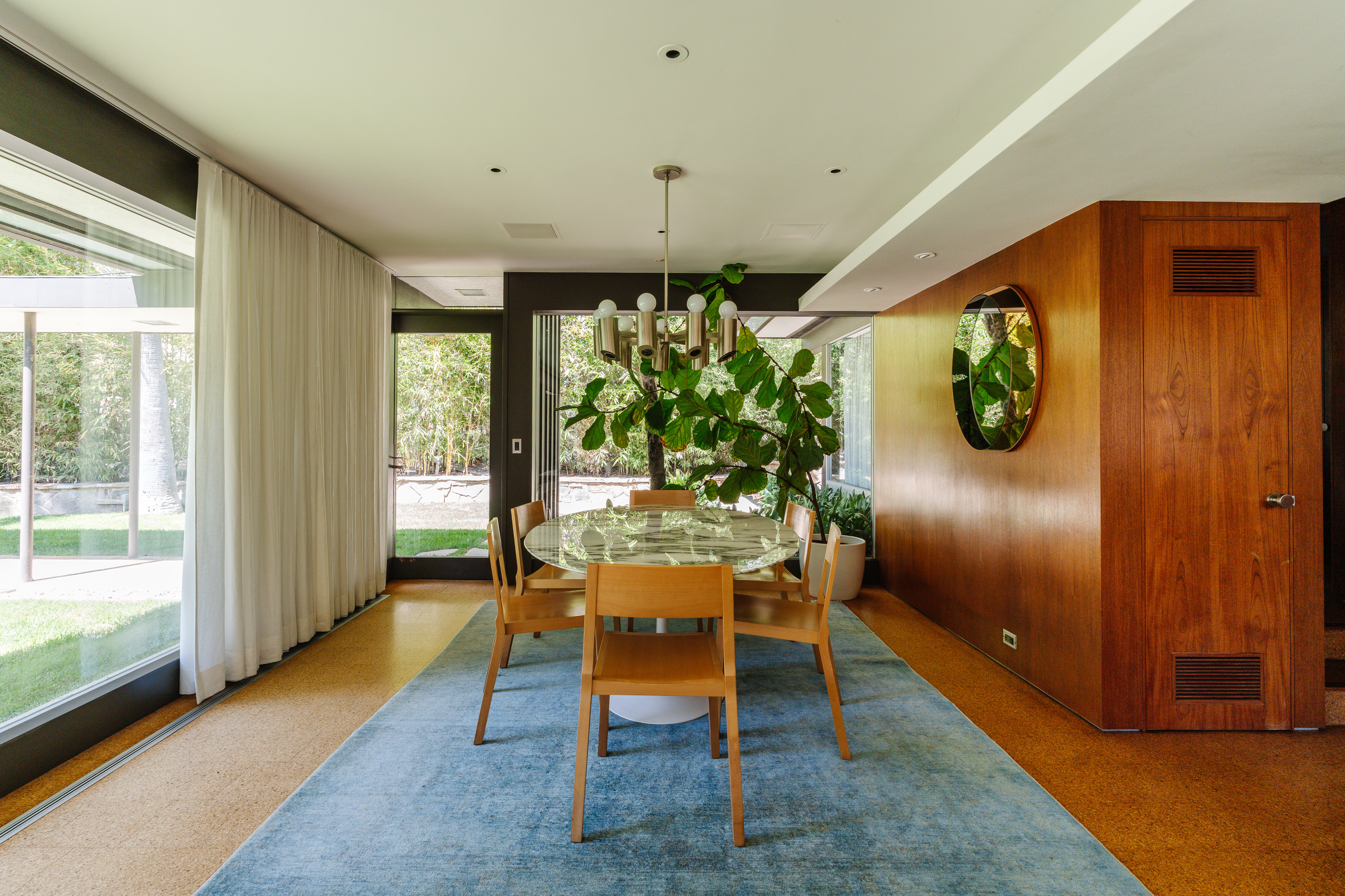 The dining area of Case Study House #20