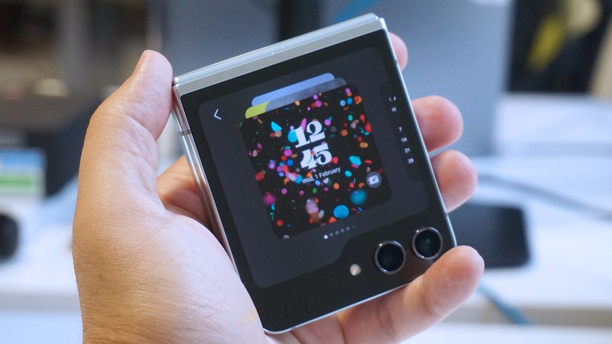 Samsung Galaxy Z Flip 5 review cover display clock 1