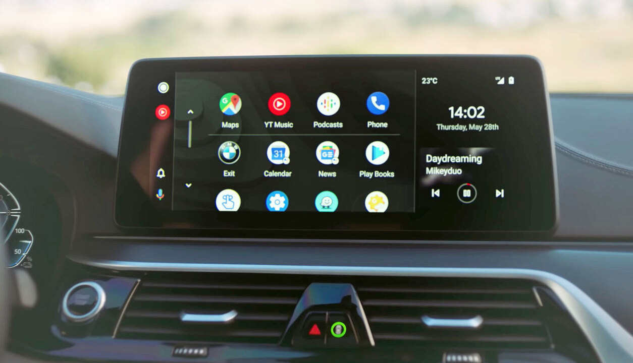 Google's new split-screen look for Android Auto is rolling out to everyone  - The Verge