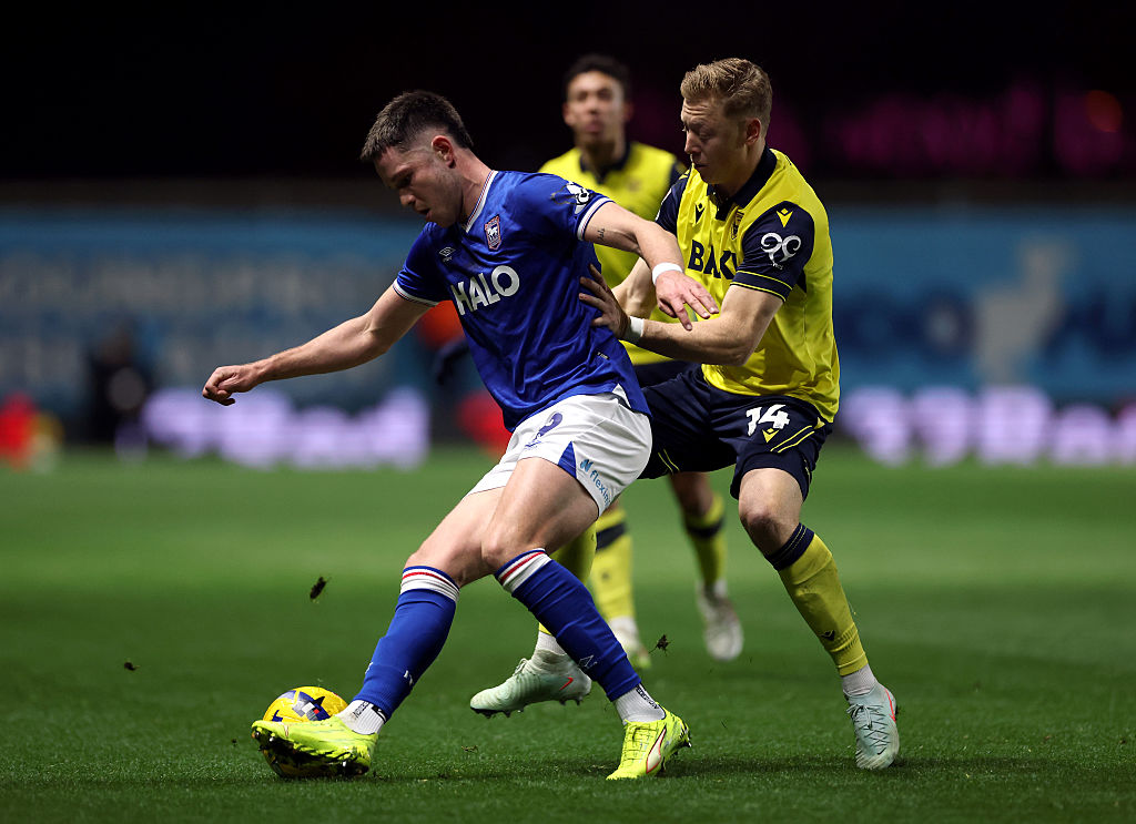 OXFORD, ENGLAND - NOVEMBER 28: George Hirst of Ipswich Town is challenged by Brian De Keersmaecker of Oxford United during the Sky Bet Championship match between Oxford United and Ipswich Town at Kassam Stadium on November 28, 2025 in Oxford, England. (Photo by Warren Little/Getty Images)