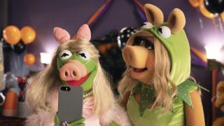 Kermit dressed as Miss Piggy and Miss Piggy dressed as Kermit in Muppet Haunted Mansion