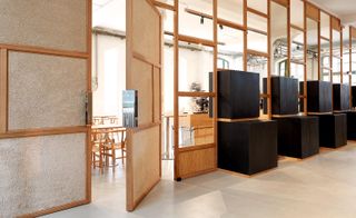 Connecting the two areas is the semi-transparent partition and an innovative door which allows for the coffee fragrance to circulate around the entire bar