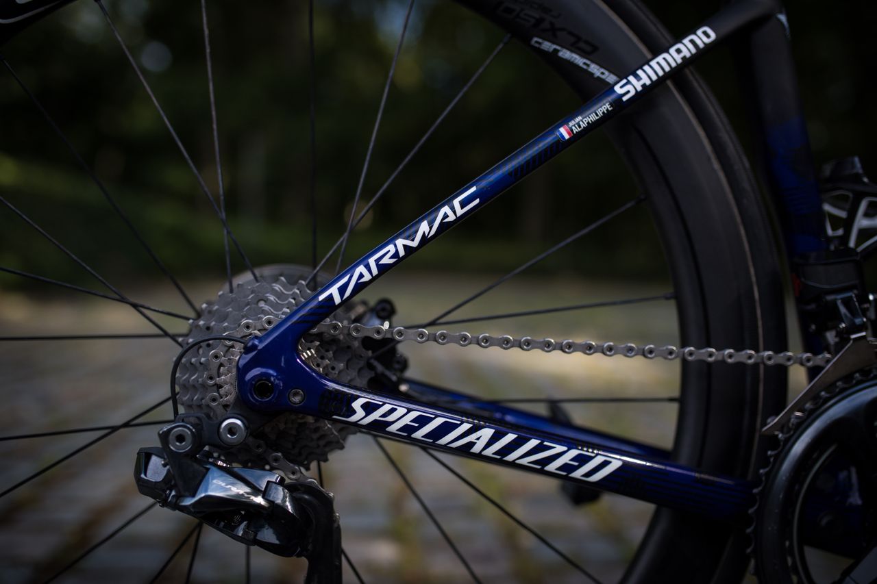 Alaphilippe's custom finish has a dark blue design overlaid onto the black base colour