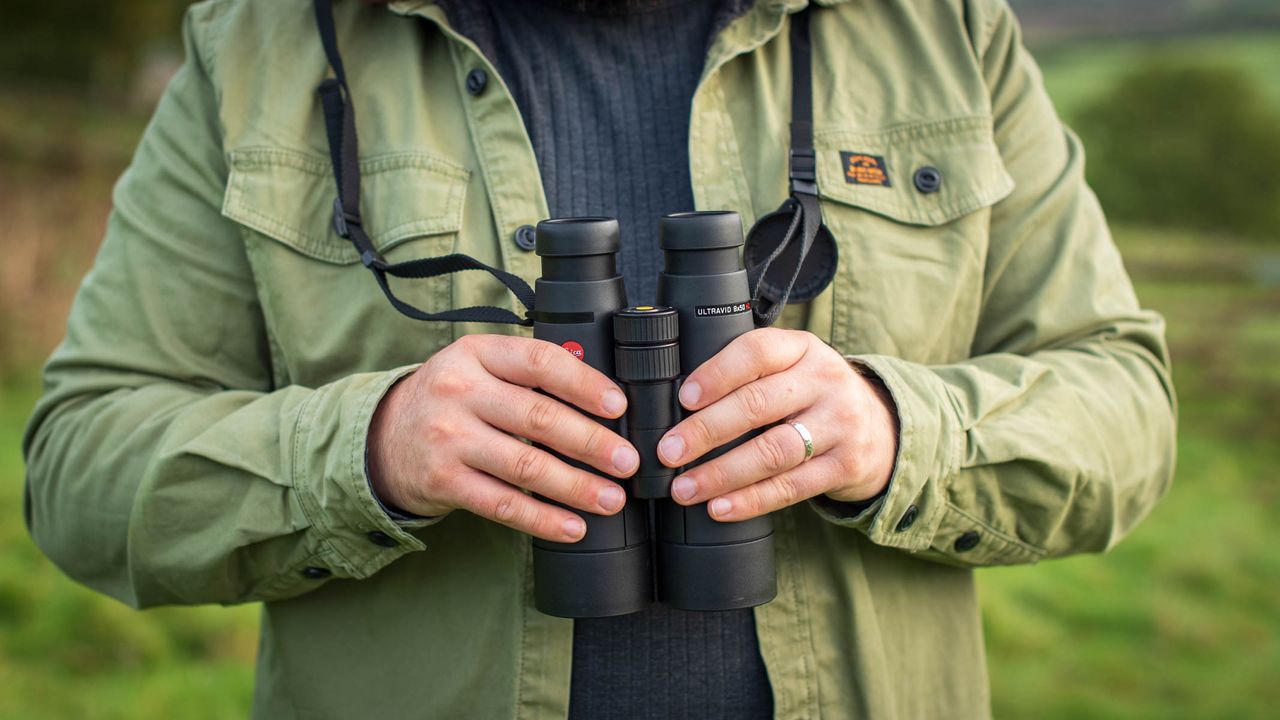 Leica ultravid 8x50 HD in hands