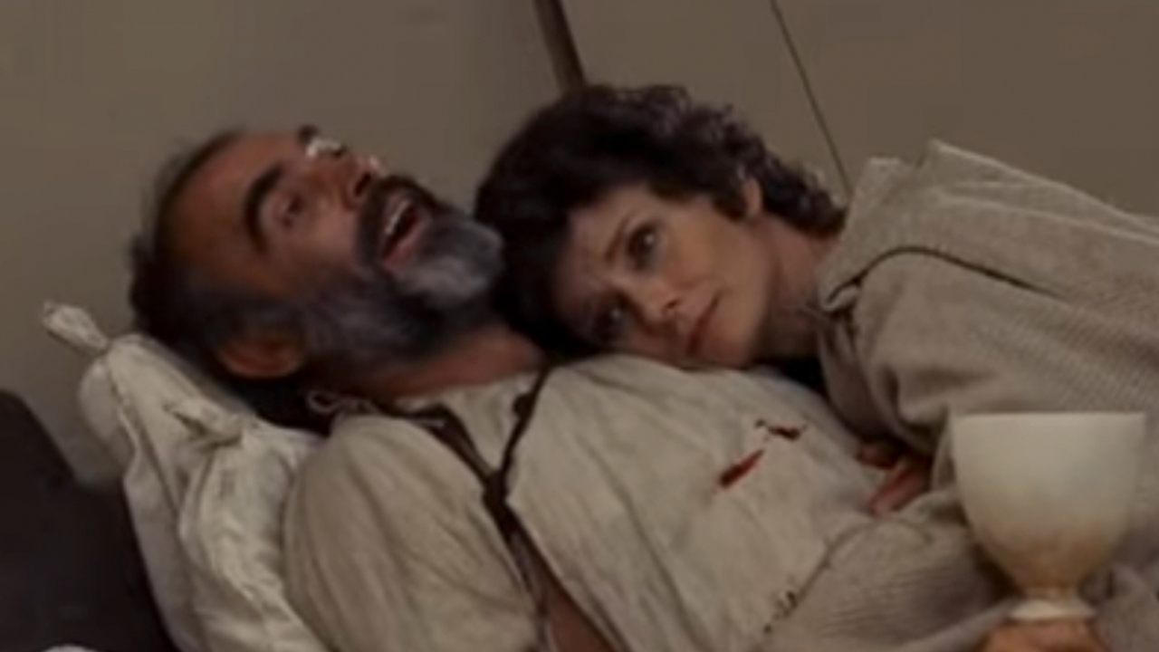 『ロビンとマリアン』でショーン・コネリーの胸に頭を乗せるオードリー・ヘップバーン