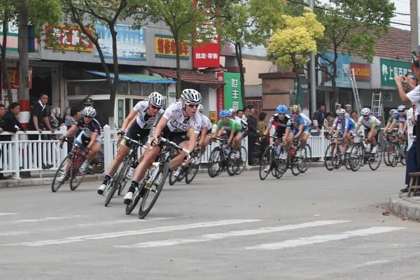 The HTC Highroad women making the pace at the front of the break.