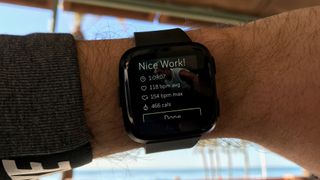De Fitbit Versa is geschikt voor iedereen die geïnteresseerd is in fitness maar ook voor mensen die zoeken naar een slim horloge