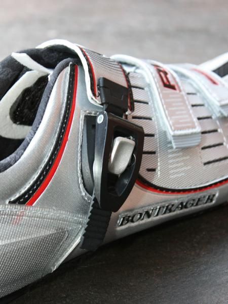 The plastic buckle lever is easy to grab but rather bulky and also lacks a partial release function