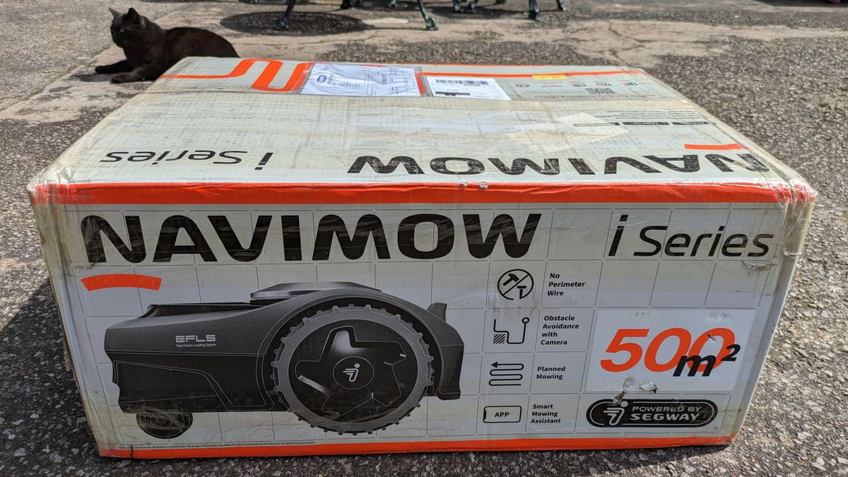 The Navimow i105E packaging