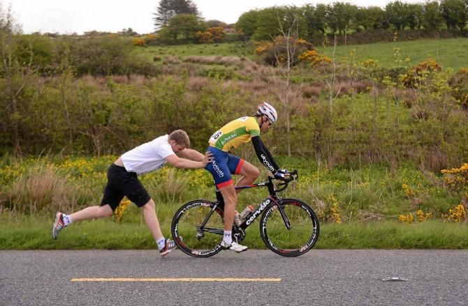 Marcin Bialoblocki (UK Youth Pro Cycling) receives a kick-start after having to change his bike