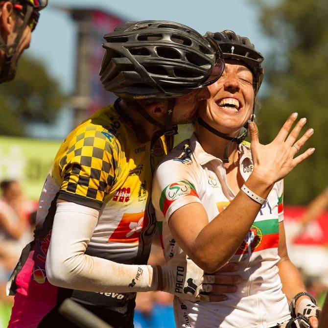 Valerio Ferreira proposes to his girlfriend Celina Carpinteiro at the finish line