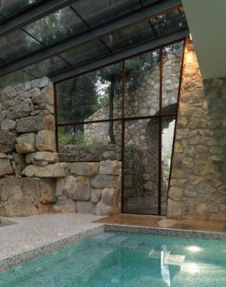 Aquapetra Resort & Spa pool area with stone wall