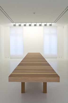The table exhibited at the Gagosian in Paris measures accordinly to the dimensions of the gallery.