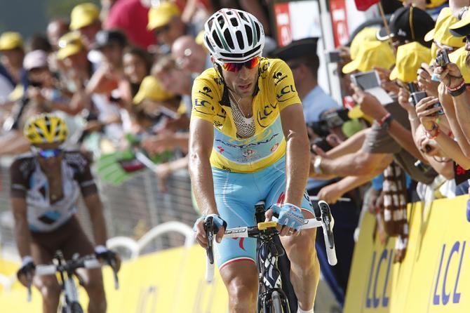 Vincenzo Nibali (Astana) finishes off another day in the maillot jaune