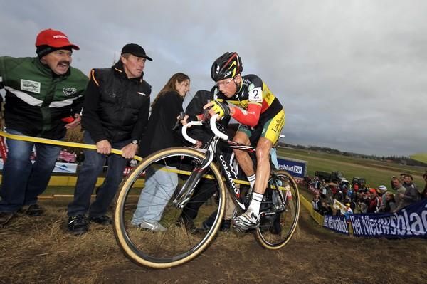 Sven Nys (Landbouwkrediet-Colnago) powers away as the rain falls in Ruddervoorde.