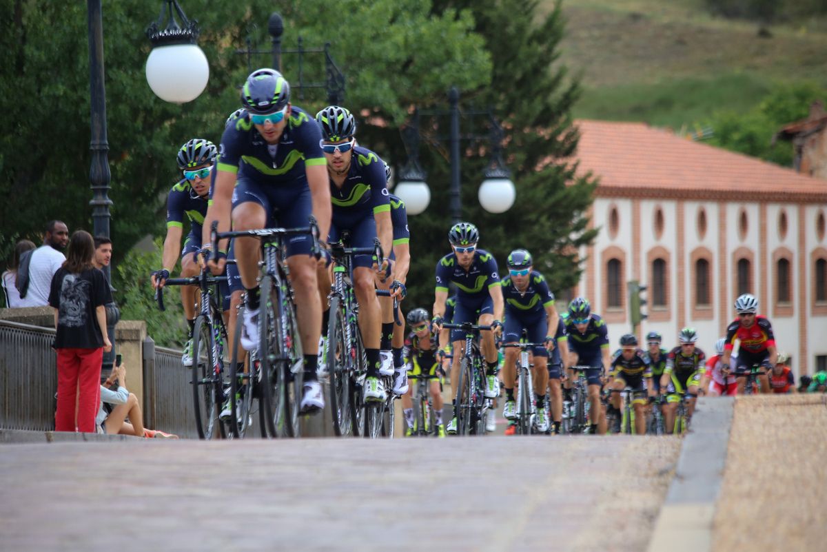 The final circuit was marked by a one-kilometre hill on which top was the finish line. On its bottom, this cobbled bridge stretched the peloton.