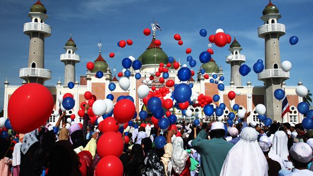 Thai Muslims release hundred of balloons after a morning prayer marking the start of the Islamic feast of Eid al-fitr