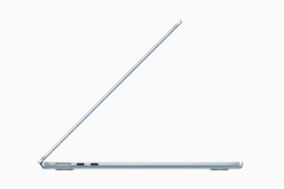 The MacBook Air M4 seen from the side in front of a white background