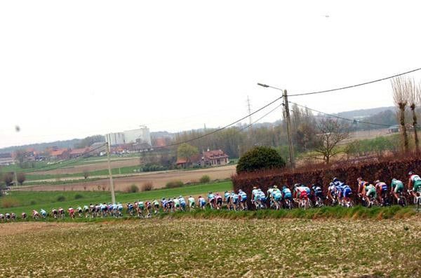 The peloton regrouped and is in full flight in pursuit of the break