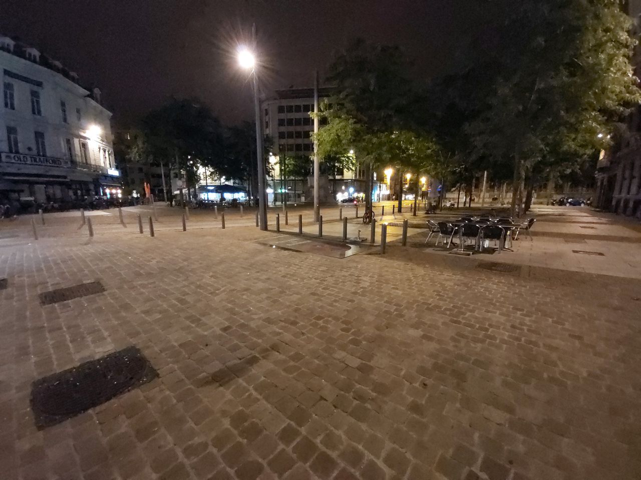 De prestaties bij weinig licht van de groothoeklens liggen in dezelfde lijn als die van de hoofdcamera